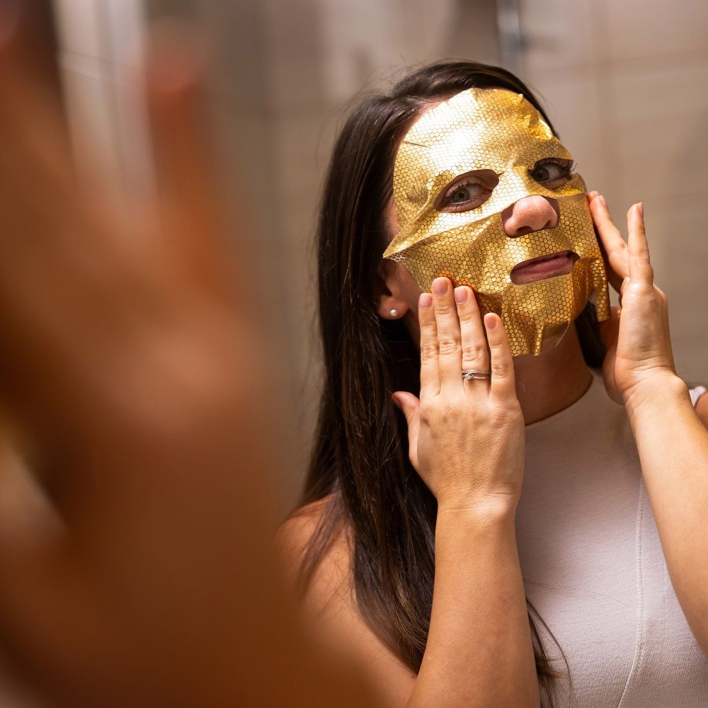 Aplikace pleťové masky Gold Foil
